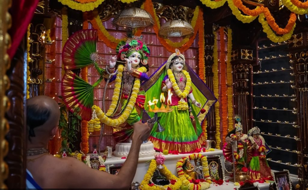 Hare Krishna Golden Temple : కార్తీక దీపోత్సవంతో వెలిగిన దేవాలయం.. గోవర్ధనగిరి లీలలను తలచుకున్న భక్తులు 3 Prayanikudu