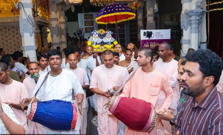 Hare Krishna Golden Temple : కార్తీక దీపోత్సవంతో వెలిగిన దేవాలయం.. గోవర్ధనగిరి లీలలను తలచుకున్న భక్తులు