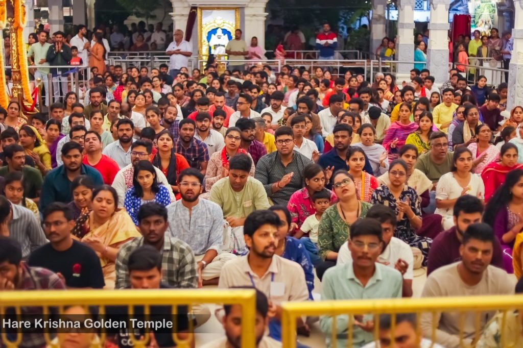 Hare Krishna Golden Temple : కార్తీక దీపోత్సవంతో వెలిగిన దేవాలయం.. గోవర్ధనగిరి లీలలను తలచుకున్న భక్తులు 4 Prayanikudu