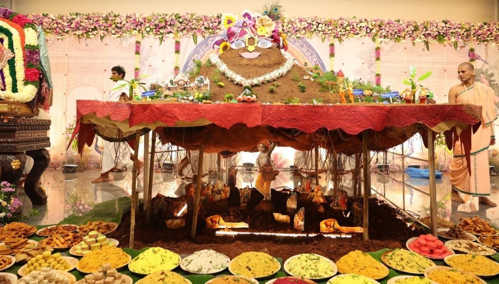 Hare Krishna Golden Temple : కార్తీక దీపోత్సవంతో వెలిగిన దేవాలయం.. గోవర్ధనగిరి లీలలను తలచుకున్న భక్తులు 5 Prayanikudu