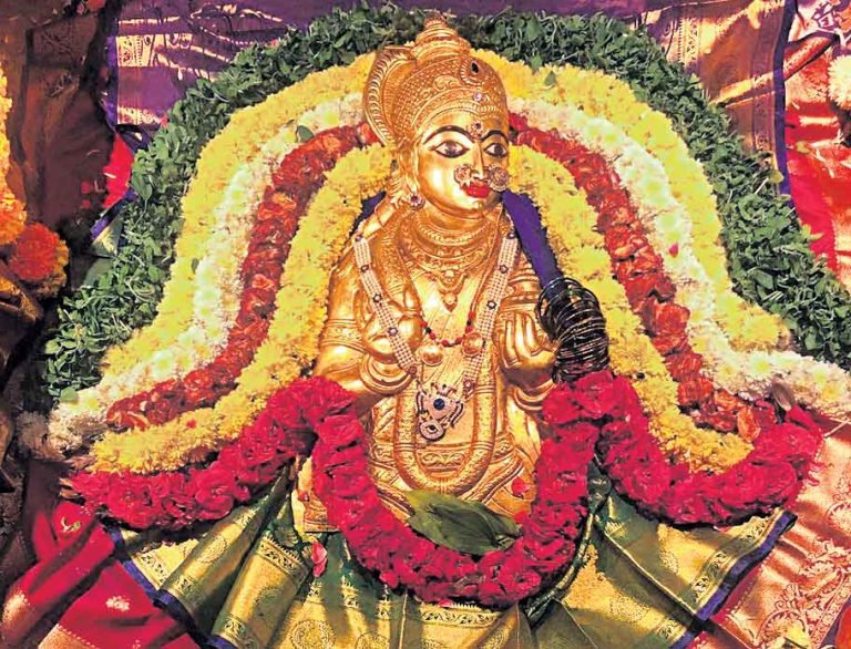 Navaratri : మహిసాసుర మర్దినిగా దుర్గమ్మ దర్శనం.. భక్తులతో కిక్కిరిసిన ఇంద్రకీలాద్రీ