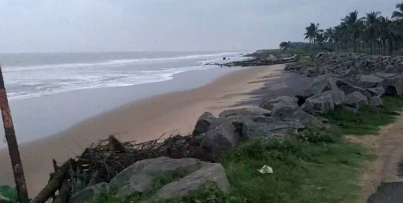 Best Beach in AP : ఉప్పాడ బీచ్లో ఉప్పెన లాంటి అందాలు.. మనసు మామూలుగా ఉండదంతే 3 Prayanikudu