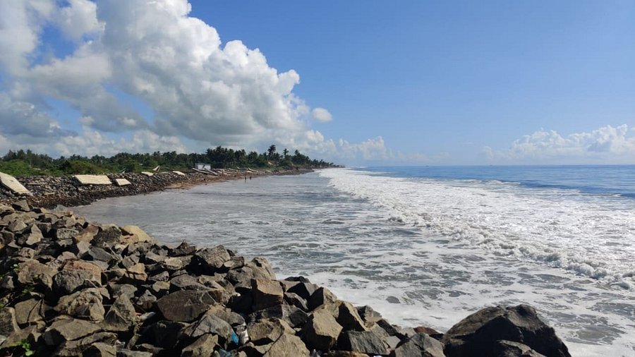 Best Beach in AP : ఉప్పాడ బీచ్లో ఉప్పెన లాంటి అందాలు.. మనసు మామూలుగా ఉండదంతే 2 Prayanikudu