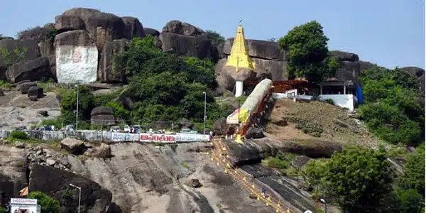 Padmakshi Temple : రోజులో మూడు రూపాలు..ఉదయం బాలిక, మధ్యాహ్నం యువతి, సాయంత్రం వృద్ధురాలు..ఈ అమ్మవారు ఎక్కడంటే 2 Prayanikudu