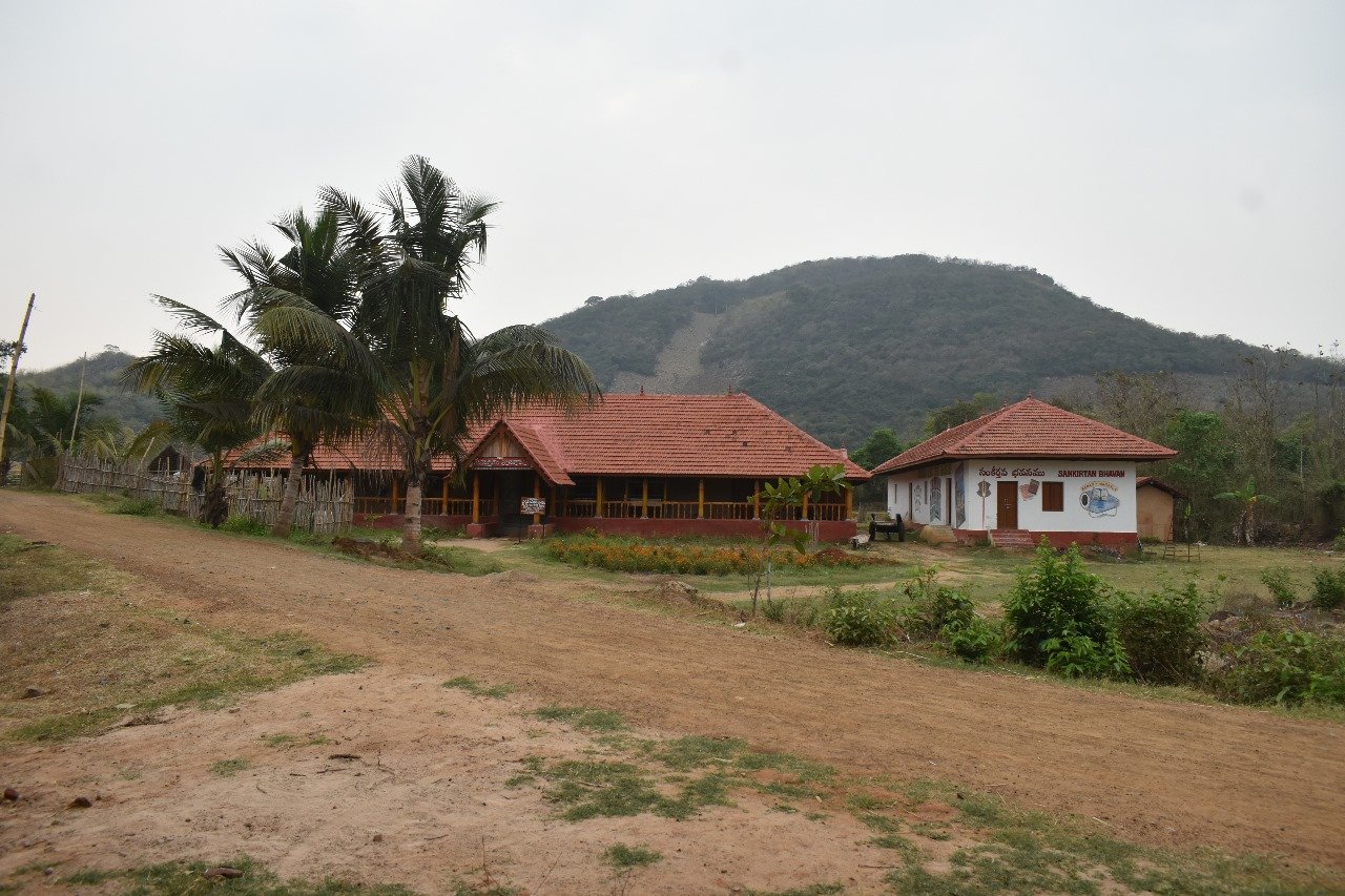 Kurma Village : కరెంట్ లేదు.. ఫోన్ లేదు.. శ్రీకాకుళం జిల్లాలో వింత గ్రామం.. చూస్తే షాకవుతారు! 1 Prayanikudu