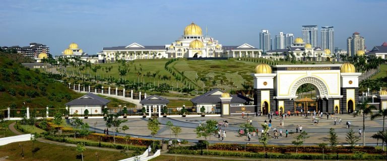 Istana Nurul Iman Mansion : ప్రపంచంలోనే అతిపెద్ద నివాస భవనం.. 1,788 గదులు, 257 బాత్రూమ్‌లు, 110 కార్ల గ్యారేజ్.. ఎక్కడో తెలుసా ?