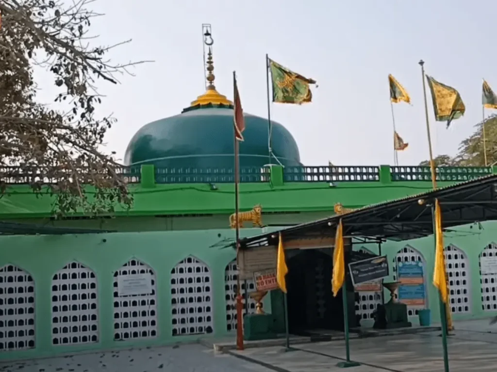 Jahangir Peer Dargah : సీఎం కేసీఆర్ సహా ప్రముఖులు క్యూ కట్టే దర్గా.. రంగారెడ్డి జిల్లాలోని జహంగీర్ పీర్ దర్గా స్పెషాలిటీ ఇదే 2 Prayanikudu