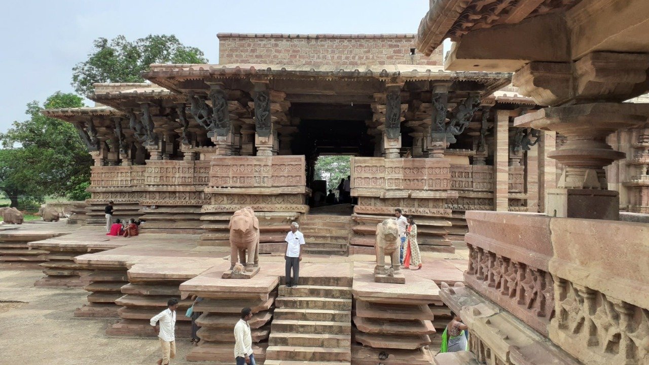 The Ramappa Temple : 812 ఏళ్లుగా చెక్కుచెదరని అద్భుతం.. ఇక్కడ ప్రతి శిల్పం స్వరాలు పలికిస్తుంది 2 Prayanikudu