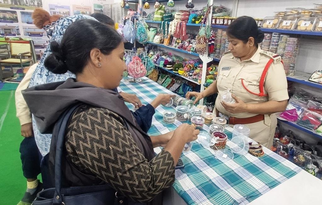 Numaish Ladies Visit Guide: ఎప్పుడు వెళ్లాలి? ఎలా షాపింగ్ చేయాలి? సేఫ్టీ & సౌకర్య సూచనలు 2 Numaish Ladies Visit Guide