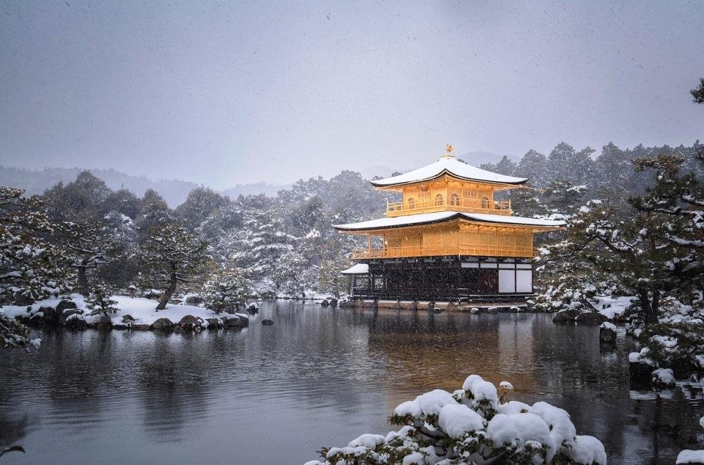 జపాన్ రాజధాని Tokyo. కానీ ఇప్పుడు మనం టూరిస్టుల మనసులను కొల్లగొట్టే Kyoto city గురించి మాట్లాడుతున్నాం. ముఖ్యంగా చలికాలంలో Kyotoలో ఆలయాలు, మంచు, గార్డెన్లు, అన్ని కూడా చాలా అందంగా కనిపిస్తాయి. క్యోటోలో అనువణువునా చరిత్ర తాలూకు లక్షణాలు కనిపిస్తాయి. ఇక్కడి వెళ్లే ప్రయాణికులు చాలా మంది మార్నింగ్ వాక్ చేయడాన్ని అస్సలు మిస్ చేయరు. ఒకప్పటి రాజధాని క్యోటో రాజుల కాలంలో జపాన్ రాజధాని. చలికాలం ఇది వింటర్ వండర్లాండ్‌లా మారిపోతుంది. వెదురుతో నిర్మించిన ఆలయాలపై, నడవడానికి అప్పట్లో ఏర్పాటు చేసిన రాతి రోడ్లపై సన్నని మంచు పొరలుగా పడి అందంగా కనిపిస్తుంది. ఈ నగరం కొన్ని శతాబ్దాలుగా తమ వారసత్వాన్ని అలాగే కాపాడుతూ వస్తోంది. అందుకే ఇక్కడికి వస్తే టైమ్ మిషన్‌లో వెనక్కి వెళ్లినట్టు అనిపిస్తుంది అని కొంత మంది ప్రయాణికులు అంటారు. తత్వవేత్తల తొవ్వ (Ha Ha Ha) | Philosophers Path క్యోటో వీధుల్లో చాలా తత్వవేత్తలు నడిచిన దారుల్లో మీరు కూడా నడవవచ్చు. ఆ తొవ్వలో నడుస్తూ జీవిత తత్వం బోధపడుతుందేమో ట్రై చేయండి. జస్ట్ జోకింగ్. చిన్న చిన్న సెలయర్లు, అందమైన దారులను కవర్ చేస్తూ అక్కడి టీ హౌసుల్లో ఉదయమే వేడివేడి ఛాయ్ తాగుతూ ప్రయాణికులు తమ మెమోరీస్‌ను సేవ్ చేసుకుంటారు. ఇక్కడ Matcha అనే జపానీస్ గ్రీన్‌టీతో పాటు ట్రెడిషనల్ స్వీట్స్ కూడా సర్వ్ చేస్తారు. ఉదయమే సాధువులు తమ మార్నింగ్ రిచువల్స్ పూర్తి చేసుకుంటే, స్థానికులు భక్తితో ఆలయాలను శుభ్రం చేస్తారు. సూర్యోదయం సమయంలో ఆకాశం బంగారు రంగులో మెరిస్తే నేలంతా కిరణాలతో తడుస్తుంది. (కొత్తగా ట్రై చేశాను) జపాన్ ఆలయాలు | Famous Shrines In Kyoto, Japan క్యోటోలో Fushimi Inari, Kinkaku-ji, Ginkaku-ji వంటి పురాతన ఆలయాలు మనం టీవీలో చూసే ట్రెడిషనల్ ఆలయాలను మించి ఉంటాయి. అలాగే ఆలయాలకు ముందు నిర్మించే Torii Gates ఉదయానే గోల్డెన్ కలర్ స్కై వల్ల మెరిసిపోతాయి. దూరంగా కనిపించే మంచు దుప్పటిలో పర్వతాలు అందానికి మరింత వన్నె తెస్తాయి. ఇక్కడ ఎప్పుడు వెళ్లినా సీజనల్ ఫ్రూట్స్, స్థానికులు తయారు చేసే వంటకాలను ఆస్వాదించవచ్చు. ముఖ్యంగా Setsubun వేడుక సమయంలో వెళ్తే పైసా వసూల్ అనుభవం పొందవచ్చు. తెలుగు ఫ్యామిలీస్‌ గైడ్ | Telugu Families Travel Tips to Kyoto Flights: హైదరాబాద్ నుంచి Kansai Airportకు వయా ముంబై లేదా ఢిల్లీలో వెళ్లి వచ్చు. Layoversతో కలిపి సుమారు 10–12 గంటల ప్రయాణం ఉంటుంది. Local Transport: Haruka Express Trainలో ప్రయాణించి 75 నిమిషాల్లో Kyoto చేరుకోవచ్చు. లేదంటే బస్సుల్లో కూడా ప్రయాణించవచ్చు. రోడ్డులు చాలా ప్రశాంతంగా ఉంటాయి. Subway, bus stands కనుక్కోవడం సులభం. Stay (ఎక్కడ ఉండాలి): Gion / Central Kyoto ప్రాంతాల్లో అందుబాటు ధరలో హోటల్స్ లభిస్తాయి. Winter Tips: Light jackets, waterproof shoes తీసుకెళ్లండి. Entry Fees: ఆలయాల్లో ఎంట్రీ దాదాపు ఉచితం; కొన్ని గార్డెన్స్‌లోపలికి వెళ్లేందుకు రూ.500–700 ఫీజు ఉంటుంది. Kyoto Japan Winter Travel Guide 1