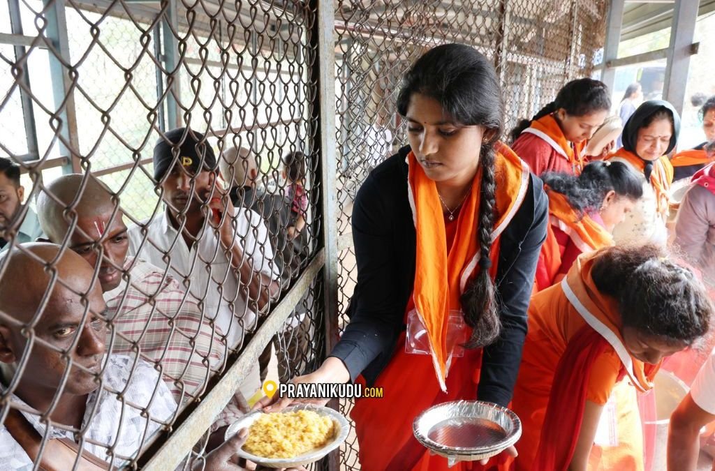 Sri Vari Bhakturalu Supplying Food To Vaikuntham Queue Line In Tiurmala