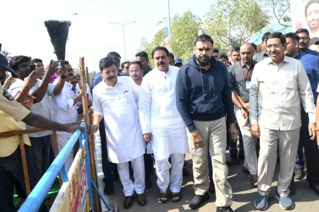  Pithapuram Sankranti festival lo crowd madhya Pawan Kalyan walk chestunna scene

