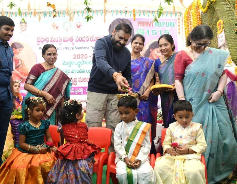 Deputy CM Pawan Kalyan Sankranti festival lo chinna pillalatho interaction chestunna scene