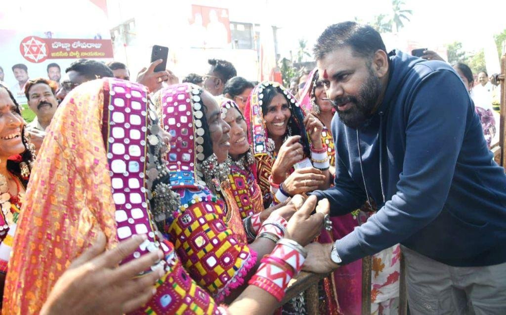 Sankranti sambaraallo elder woman tho respectful interaction chestunna Pawan Kalyan