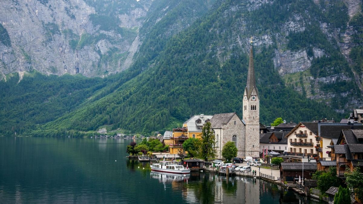 Hallstatt : లేక్ పక్కనే ఉన్న బొమ్మరిల్లు లాంటి గ్రామం 1 Hallstatt