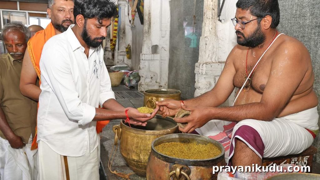 తిరుమల శ్రీవారికి రోజూ 45 రకాల నైవేద్యాలు.. పేర్లు వింటే ఆశ్చర్యపోతారు | Tirumala Naivedyam 2 devotees having srivari prasadam at tirumala temple