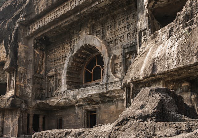 Ajanta Caves, Maharastra : అజంతా గుహలుమహరాష్ట్రలోని జాతి రత్నాలు అని చెప్పవచ్చు. ఇందులో గుట్టలను మలిచి మొత్తం 30 వరకు బౌద్ధ గుహలను మలిచారు. వాటిని తొలచిన విధానం నేటికీ ఒక అద్భుతం అని చెప్పవచ్చు.