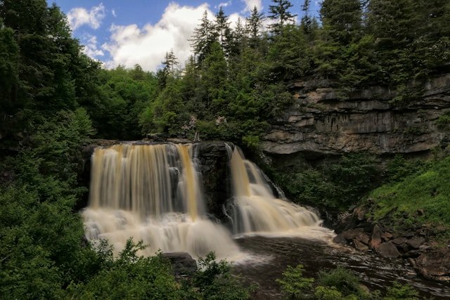 10 West Virginia, America | ఇది అమెరికాలో వెస్ట్ వర్జీనియాలో ఉన్న బ్లాక్ వాటర్‌ఫాల్స్...చూడటానికి గ్రాఫిక్స్‌లా ఉంది కదా ? కానీ ఇది రియల్. 