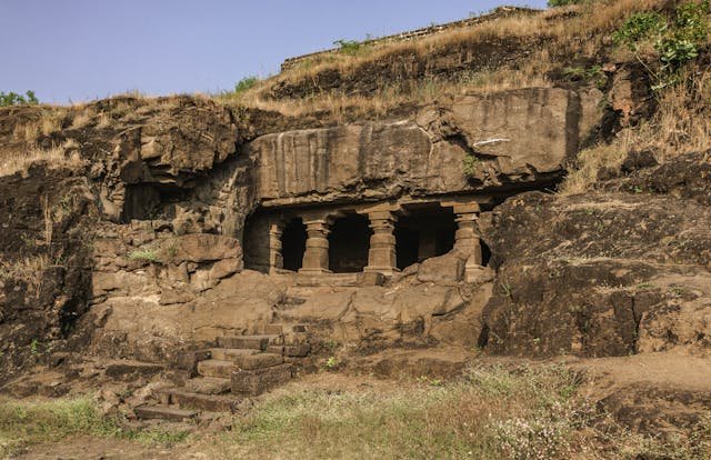 Ellora Caves, Maharastra : కొండలను తొలచి గుహాలయాలుగా మలచి ప్రపంచానికి అద్భుతమైన రాతి శిల్పకళను పరిచయం చేశారు నాటి శిల్పకారులు. ఈ గుహలు హిందూ, బౌద్ధమతం, జైనిజంల భారత్‌లో ఎలా సమాంతరంగా మనగడ సాగించాయో చాటుతాయి.