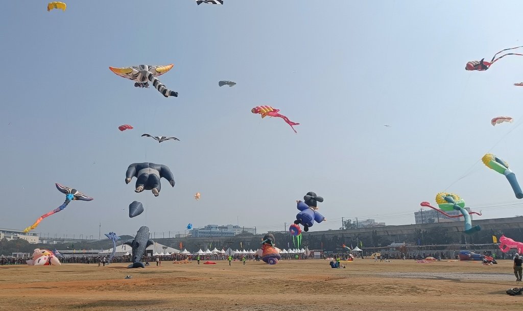 ప్రతీ ఏడాది పరేడ్ గ్రౌండ్‌లో ( Kite Festival In Parade Ground 2025 ) వేడుకగా పతంగుల పండగను నిర్వహిస్తారు.