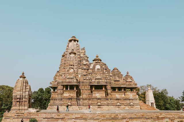 Khajuraho, Madhya Pradesh : ట్రీడితో బిల్డింగులు కట్టేస్తున్న జనరేషన్ ఇది. ఇలాంటి జనరేషన్ కూడా ఖజరహో అందాలను చూసి పరేషాన్ అవుతోంది. చిన్న చిన్న డీటెయిల్స్‌ కూడా మిస్ అవ్వగుండా రాళ్లతో అద్భుతాలు చేశారు. భారతీయ శిల్పకళకు అత్యున్నత పురస్కారం, అత్యుత్తమ ఉదాహరణే ఇక్కడి నిర్మాణాలు