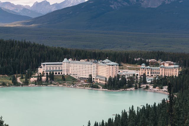 5. Lake Louise, Canada | కెనడా ఎంత పెద్దదో అంతే అందమైంది కూడా. అక్కడి లేక్ లూయిస్ వద్ద ఉన్న ఒక భవనం, దాని వెనక ఉన్న అందం చూడండి