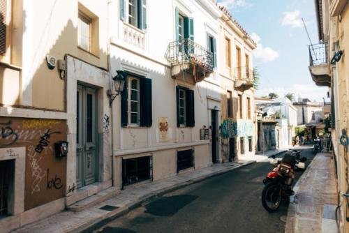 Plaka, Greece: ఏథెన్స్ (Athens) నగరానికి అతి సమీపంలో ప్లాకా అనే ఏరియా ఉంటుంది. ఇక్కడి అందమైన వీధులు, నివాసాలు, నిర్మాణ శైలి, కేఫేలు ఇవన్నీ మిమ్మిల్ని ఖచ్చితంగా ఇంప్రెస్ చేస్తాయి. ఇక్కడికి వెళ్తే మీ ఫ్రెండుకు వీడియో కాల్ చేసి నమస్తే కాకా...ఐయామ్ ఇన్ ప్లాకా అనండి...సరదాగా ..