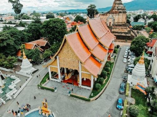చియాంగ్ మై | Chiang Mai : ఇది థాయ్‌లాండ్‌కు కల్చరల్ క్యాపిటల్ అని కూడా చెప్పవచ్చు. ఈపెంగ్ లాంతర్న్ ఫెస్టివల్ ( yi Peng Lantern Festival ) సందర్భంగా వేలాది లాంతర్న్‌లు ఆశాశంలో దీపంలా వెలుగుతాయి.