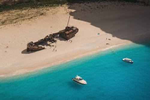 Navagio Beach : ప్రపంచంలో వాటర్ స్పోర్ట్స్ ఇష్టపడే వారు ప్లాన్ చేసి మరీ నవాగియో ప్రాంతానికి వెళ్తారు. ఇక్కడి నీరు చాలా స్వచ్ఛంగా బ్లూ కలర్‌లో అలరిస్తుంది. తెల్లని బీచులో పాత షిప్ వద్దకు వెళ్లి చాలా మంది సరదాగా సమయాన్ని సస్పెండ్ చేస్తుంటారు.