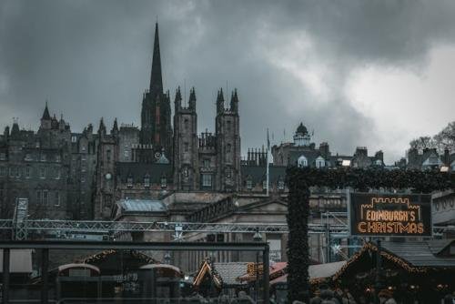7. Edinburgh, Scotland : స్కాట్లాండ్ అంటే దాని అందంతో పాటు అక్కడి పోలిసింగ్ వ్యవస్థ, షెర్లాక్ హోమ్స్ ( Sherlock Holmes )గుర్తుకు వస్తారు. అయితే క్రిస్మస్ సందర్భంగా ఎడింబర్గ్ నగరం అద్భుతంగా కనిపిస్తుంది. ఇక్కడి చారిత్రాత్మక కట్టడాలు సరికొత్త శోభను సంతరించుకుంటాయి.