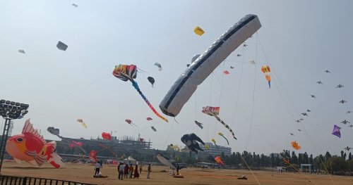 ఈ సారి కైట్ ఫెస్టివల్‌లో హైలైట్‌గా నిలిచిన హైదరబాద్ మెట్రో రైలు భారీ గాలిపటం