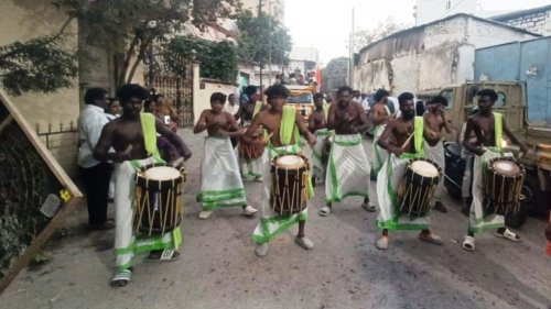 కేరళ, తమిళనాడు, మహారాష్ట్రల నుంచి కళాకారులతో ఊరేగింపు నిర్వహించారు.