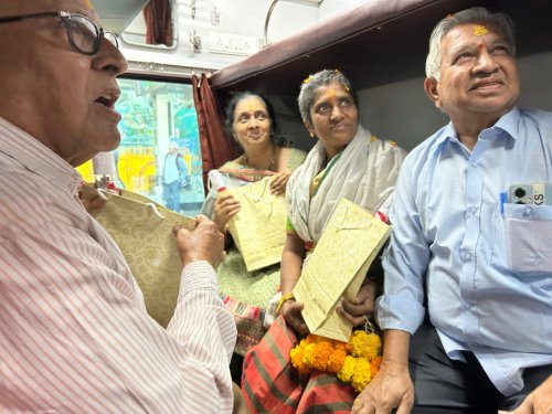  ప్రయాగ్‌రాజ్‌లోని త్రివేణి సంగమం (Triveni Sangam), కాశీలోని విశ్వనాథుడి ఆలయం, కాశీ విశాలాక్షి దేవాలయంతో పాటు అన్నపూర్ణాదేవీ ఆలయం, అయోధ్య శ్రీరామ మందిరం, హనుమాన్ గర్హీలను సందర్శించనున్నారు.