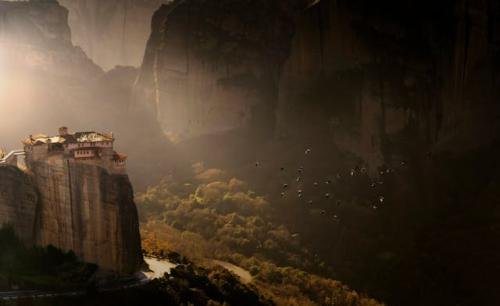 Meteora Monasteries : ప్రపంచంలో అందమైన మోనాస్టరీ ( బౌద్ధరామం ) లో మీటియోరా మోనాస్టరీ ఒకటి. ఎత్తైన ఏకశిలా రాయిపై ఉన్న ఈ మోనాస్టరీ దూరం నుంచి చూడటానికి చాలా అందంగా ఉంటుంది. మోనాస్టరీ నుంచి చుట్టు పక్కల ప్రాంతాలు చాలా అందంగా కనిపిస్తాయి. 