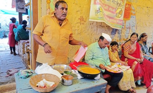 దర్శనం పూర్తి చేసుకుని బయటికి రాగానే ఇక్కడ భాక్రి, పిట్లా అనే రెసెపీ ట్రై చేయవచ్చు. ఇది జొన్నరొట్టెలా ఉంటుంది.  మహారాష్ట్ర ప్రజలు దీన్ని ఇష్టంగా తింటారు.