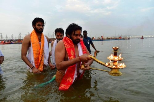 1.ఈ సందర్భంగా మాట్లాడతూ దేశంలో సగం జనాభా పుణ్య స్నానాలు ఆచరించడం చాలా గొప్ప విషయం అన్నారు పవన్