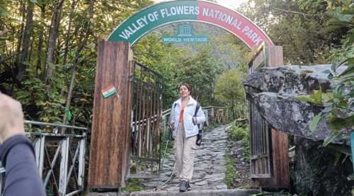 వాలీ ఆఫ్ ఫ్లవర్స్ | Valley Of Flowers :   యూనెస్కో గుర్తింపు తెచ్చుకున్న ఈ పూవులు లోయకు దేవ కన్యలు వచ్చి ఆటలాడుతారట. ఇక్కడ ఎన్నో రకాల పుష్పా జాతలను చూడవచ్చ. ఆంజనేయుడు సంజీవని కోసం వెతుకుతూ ఇక్కడికి కూడా వచ్చారట. 