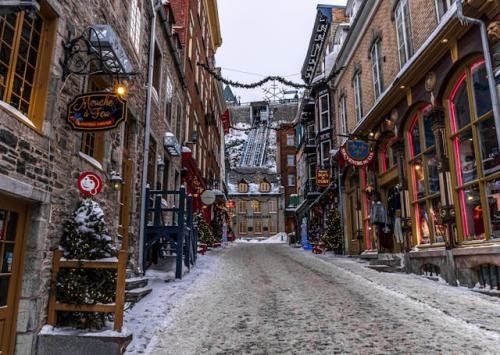 5. Quebec City, Canada : క్రిస్మస్ సందర్భంగా కెనడా మరింత అందంగా మారుతుంది. మరీ ముఖ్యంగా క్యుబెక్ నగరంలో వింటర్ కార్నివాల్ జరుగుతుంది. ఎక్కడ చూసినా వేడుక వాతావరణం కనిపిస్తుంది.