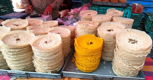 Type and Prices Of Ghevar : ఘేవర్ స్వీట్‌లో వాడిన పదార్థాలను బట్టి దాని ధరను నిర్ణయిస్తారు. చెక్కర, పిండి అనేవి కామన్. అయితే వీటితో పాటు పిండిని కలిపేందుకు ఏం వాడుతారో దాన్ని బట్టి ప్రైస్ ఉంటుంది. పాలతో చేసిన దాని కన్నా నెయ్యితో చేసింది కాస్త కాస్ట్‌లీ. ఇక్క పచ్చరంగులో ఉన్నది నెయ్యితో చేసింది పక్కనే ఉన్నవి పాలతో చేసినవి.