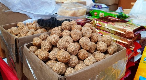 Til Laddu : నువ్వుల లడ్డూ అనేది నేషనల్ స్వీట్‌లాంటిది అన్నమాట. బెల్లంతో చేసిన నువ్వుల లడ్డును చలికాలం చాలా మంది ఇష్టంగా తింటారు. ఇందులో ఉండే ఐరన్‌ వేగంగా శక్తిని ఉత్పత్తి చేస్తుంది. బాడీని వేడిగా ఉంచుతుంది. ఇది ఊపిరి తిత్తుల ఆరోగ్యానికి కూడా మంచిది. నువ్వులో ఐరన్‌తో పాటు క్యాల్షియం, హెల్దీ ఫ్యాట్స్ ఉంటాయి. ఇవి రోగ నిరోధక శక్తిని పెంచుతాయి.