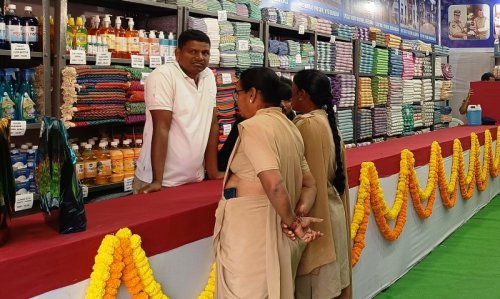 ఖైదీలు తయారు చేసిన వస్తువుల గురించి పోలిసు శాఖ సిబ్బంది సామాన్య ప్రజలకు వివరిస్తారు. ప్రాడక్ట్స్ గురించి ప్రజలు అడిగిన ప్రశ్నలకు సమాధానం ఇస్తారు.