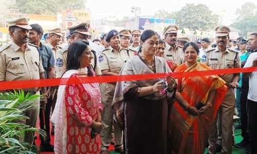 ఈ స్టాల్‌ను తెలంగాణ జైళ్ల శాఖ డైరక్టర్ జనర్ సౌమ్యా మిశ్రా ( Soumya Mishra ) ప్రారంభించారు.  తెలంగాణలోని హైదరాబాద్, నల్గొండ, అదిలాబాద్, నిజామాబాద్, సంగారెడ్డి, చర్లపల్లి, ఖమ్మం, కరీంనగర్, మహబూబ్ నగర్‌ వంటి జిల్లాల్లోని జైళ్లలో ఖైదీలు తయారు వస్తువులను అందుబాటులో ఉంచారు.