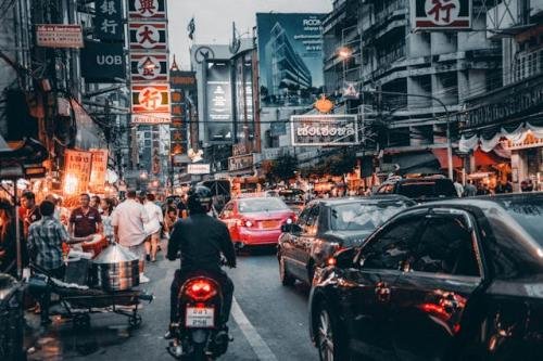 బ్యాంకాక్ స్ట్రీట్స్ | Bangkok Streets :  బ్యాంకాక్ వీధుల్లో ఒక రకమైన జీవకళ ఉట్టిపడుతుంది. ఇక్కడి షాపులు, మార్కెట్లు, స్కైలైన్స్ అన్నీ కూడా ఆకర్షణీయంగా అనిపిస్తాయి.