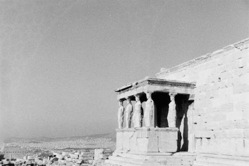 2. The Acropolis of Athens : గ్రీకు చరిత్రలో ఏథెన్స్ నగరం అతి కీలకం అని చెప్పవచ్చు. నేటికీ ఈ పురాతన నగరం తాలుకూ గుర్తులను మనం చూడవచ్చు. ప్రపంచ వారసత్వ సంపదగా గుర్తించబడిన ఏథెన్స్ నగరాన్ని చూడటానికి వివిధ దేశాల నుంచి వేలాది మంది వెళ్తుంటారు.