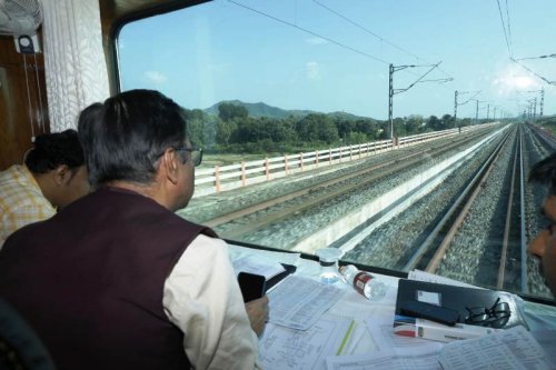 తనిఖీలో భాగంగా వివిధ రైల్వే స్టేషన్‌లో పనులు, భద్రతా ప్రమాణాలు,  రైల్వే ట్రాక్‌ల నిర్వహణ, రైల్వే యాక్టివిటీస్, ఎలక్ట్రిక్, సిగ్నలింగ్ ఎక్విప్‌మెంట‌్‌ను చెక్ చేశారు.దీంతో పాటు రైల్వే స్టేషన్‌లోనే క్యాటరింగ్ విభాగాన్ని కూడా ఆయన పరిశీలించారు.