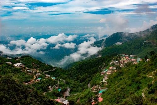 Mussoorie, Uttarakhand :  మసూరీని క్వీన్ ఆఫ్ హిల్ స్టేషన్స్ అంటారు. ఇక్కడి నుంచి హిమాలయాల అందం చూడాల్సిందే.