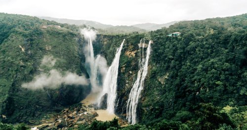 9. Tips for Traveler to Jog Falls : మీతో పాటు మంచినీటి బాటిల్, చిరుతిళ్లు తీసుకెళ్లండి. ముఖ్యంగా హైకింగ్ చేస్తే వీటిని అస్సలు మర్చిపోకండి. ఇక్కడి ఎగుడుదిగుడు దారుల్లో నడిచేందుకు మంచి షూస్, సౌకర్యంగా ఉండే దుస్తువులు ధరించండి. స్థానికులను , వారి ఆచారాలు, ఆలోచనలను గౌరవించండి. ఈ పోస్టు అక్కడి వారికి చూపించండి ( haha ).