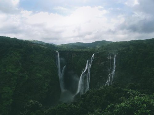 2. Hyderabad To Jog Falls Distance : హైదరాబాద్ నుంచి జోగ్ జలపాతం సుమారు 690 కిమీ (404 మైల్స్ ) దూరంలో ఉంటుంది. అంటే సుమారు హైదరాబాద్ నుంచి వైజాగ్ ఎంత దూరం ఉంటుందో అంతే దూరం ఉంటుంది అన్నామాట. సో ఇది లాంగ్ వీకేండ్ కోసం పర్ఫెక్ట్ డెస్టినేషన్ అని చెప్పవచ్చు.