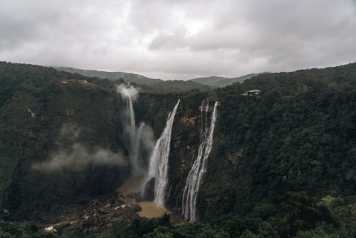 8. Place To Visit In Jog Falls : జోగ్ జలపాతం వెళ్తే తప్పకుండా కవర్ చేయాల్సిన ప్రాంతాలో లింగనమక్కి డ్యామ్ ( Linganamakki Dam ) శరావతి లోయ వన్య ప్రాణి సంరక్షణ కేంద్రం ( Sharavathi Valley Wildlife Sanctuary ) సందర్శించవచ్చు. ,దీంతో పాటు సాగర పట్టణాన్ని అక్కడి సంప్రదాయం, చరిత్ర, ఆచారాల గురించి  తెలుసుకోవచ్చు.