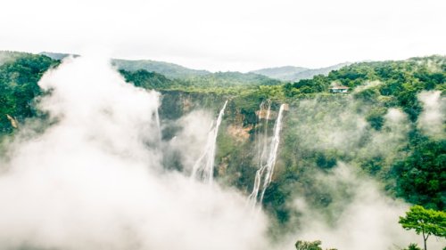 4. Hyderabad to Jog Falls On Road : హైదరాబాద్ నుంచి జోగ్ జలపాతం రోడ్డు మార్గాన వెళ్తే సుమారు 12 నుంచి 14 గంటల సమయం పడుతుంది. రోడ్డు పరిస్థితి, ట్రాఫిక్ ను బట్టి ఈ సమయం మారే అవకాశం ఉంటుంది. చాలా మంది ఎన్‌హెచ్ 65, ఎన్‌హెచ్69 మార్గంలో జోగ్ ఫాల్స్ చేరుకుంటారు. ఎందుకంటే దారి మధ్యలో ఎన్నో అందమైన గ్రామాలు, సీన్స్ కనిపిస్తాయి.